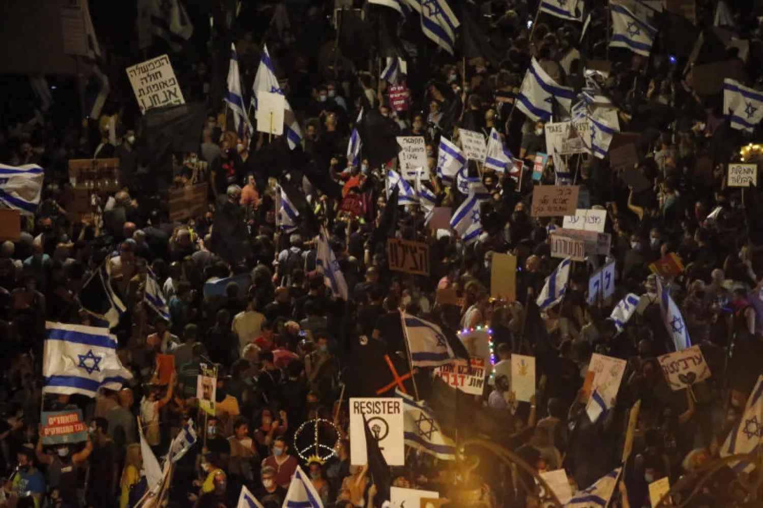 آلاف المحتجين أمام مقر إقامة رئيس الوزراء الإسرائيلي بنيامين نتنياهو في القدس (أ.ب)