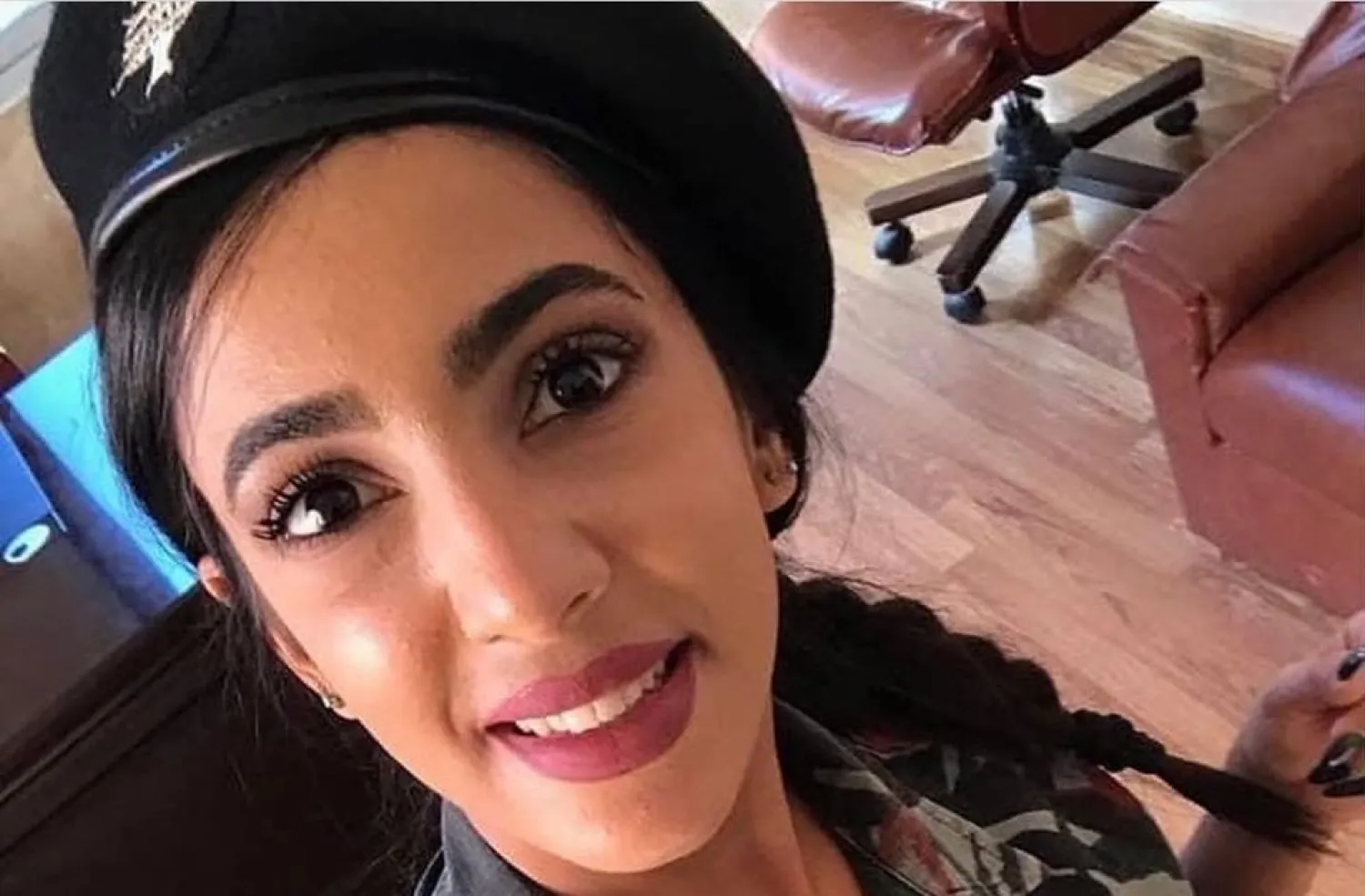 Sahar Faris’in itfaiyeci üniformasıyla çekilen fotoğrafı (Twitter)