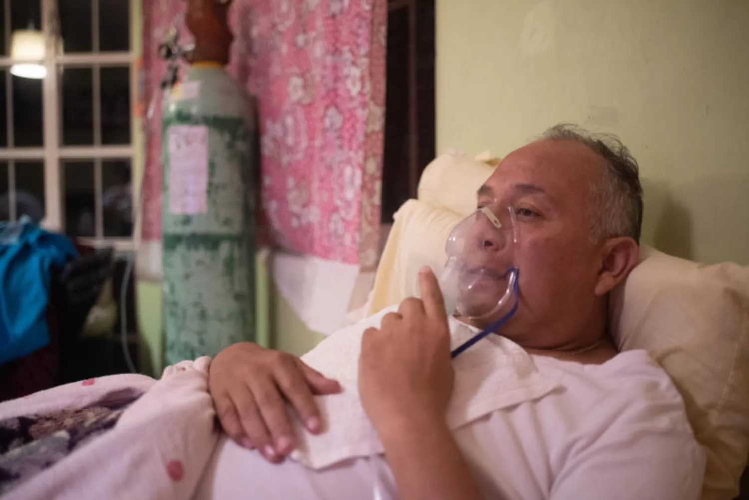 مريض مصاب بـ«كورونا» يتلقى العلاج في منزله بالمكسيك (د.ب.أ)