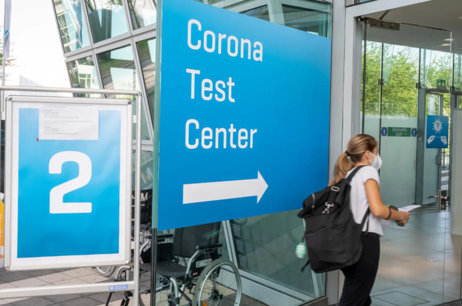 سيدة تدخل لأحد مراكز اختبارات «كورونا» في ميونيخ الألمانية (د.ب.أ)