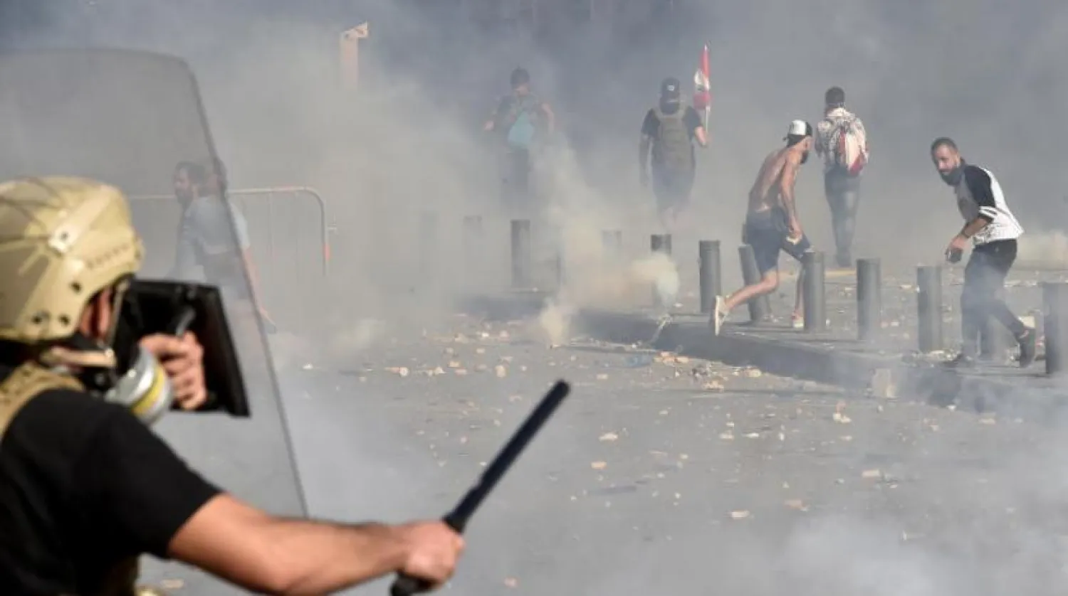 Beyrut’ta protestocular ve güvenlik güçleri arasında yaşanan çatışmalardan bir kesit  (EPA)
