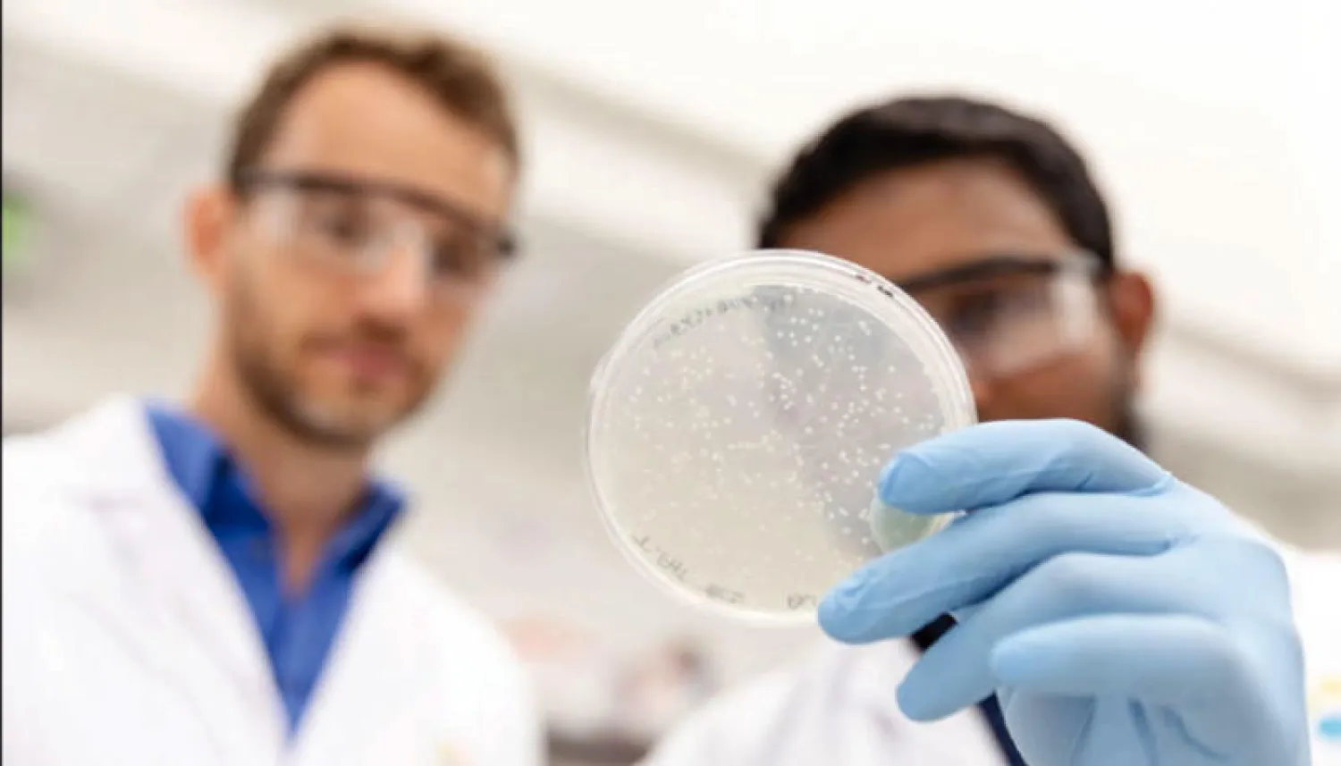 البروفيسور ستيفان أرولد (يسار) والدكتور عمر حميد يعملان  من أجل التوصل إلى فهم أفضل للكيفية  حدوث الإسهال