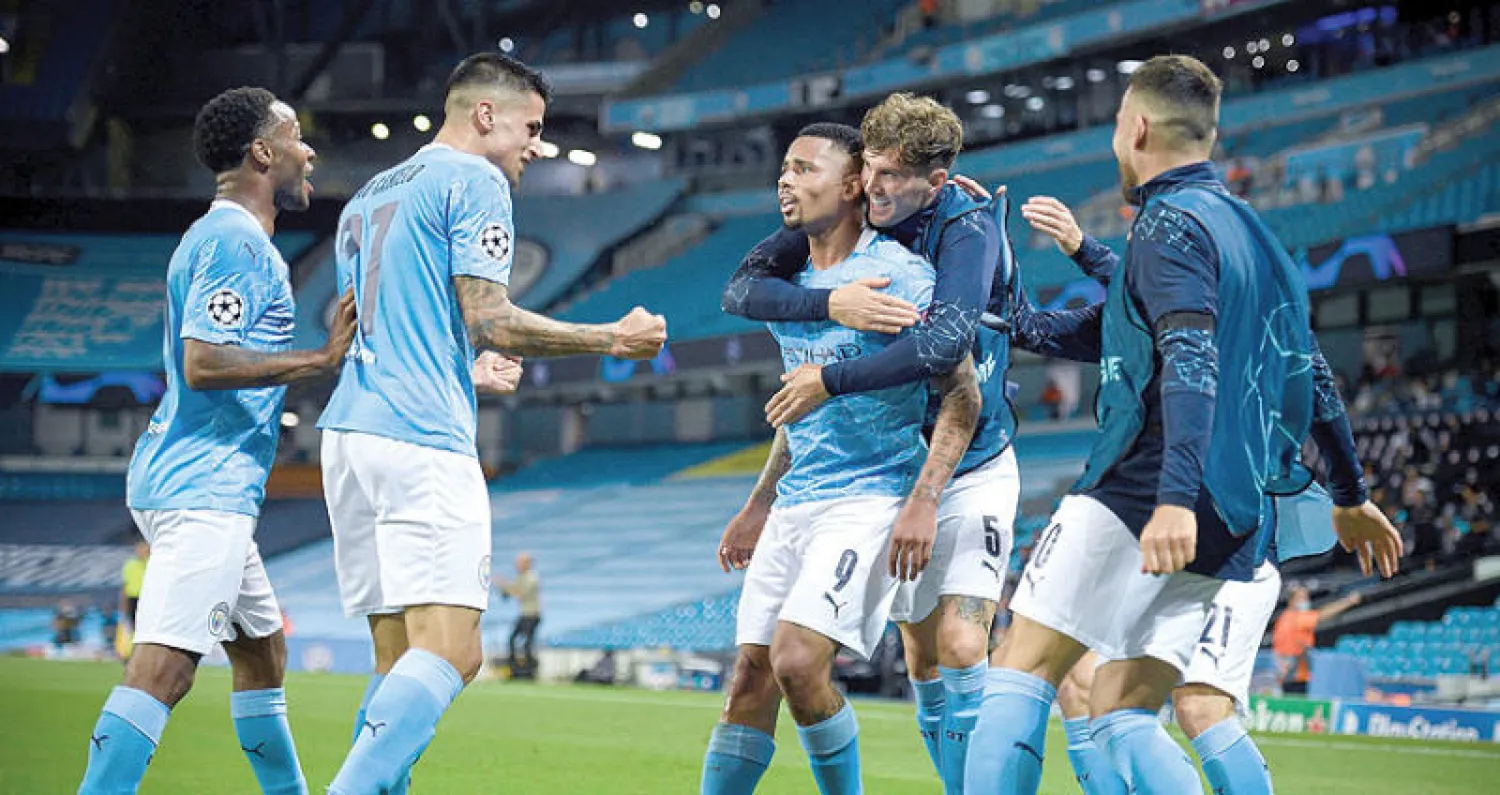 جيسوس وفرحة لاعبي سيتي بهدف إطاحة الريال (إ.ب.أ)