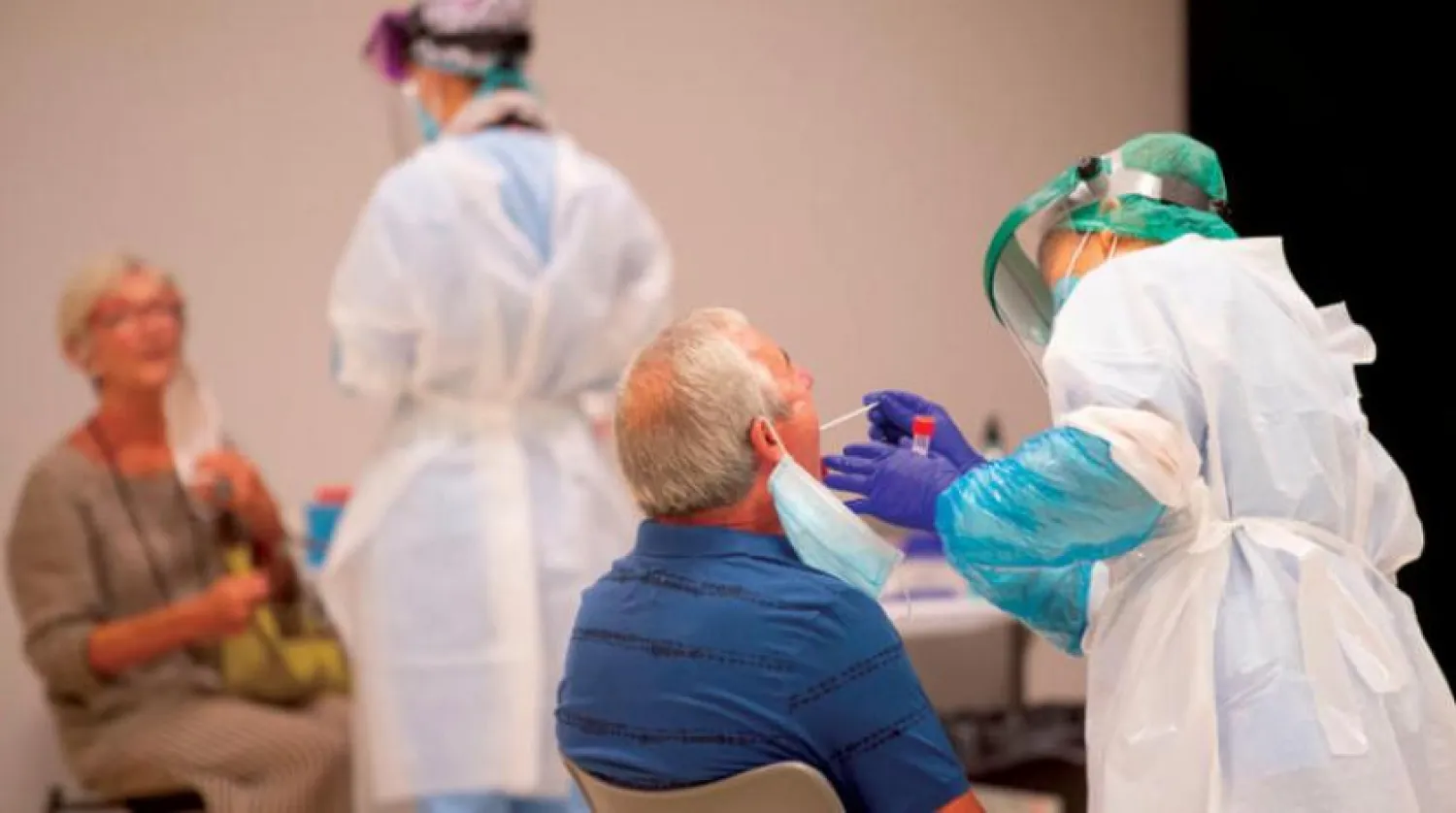  Dün İspanya’nın San Sebastián kentinde geçici bir klinikte koronavirüs testi yapıldı (AFP)