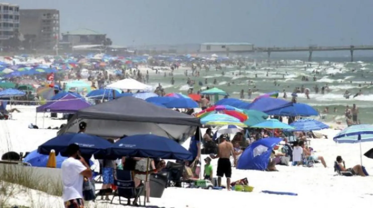 Tatilcilerin akın ettiği Florida sahilleri (Arşiv-AP)