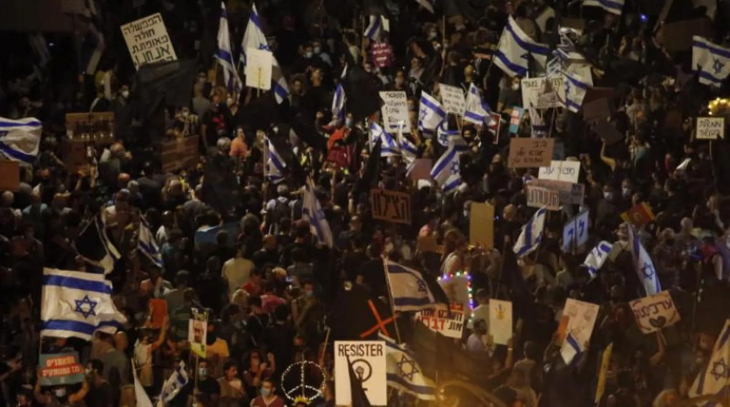 İsrail Başbakanı Binyamin Netanyahu’nun Kudüs’teki evinin önünde binlerce protestocu toplandı (AP)