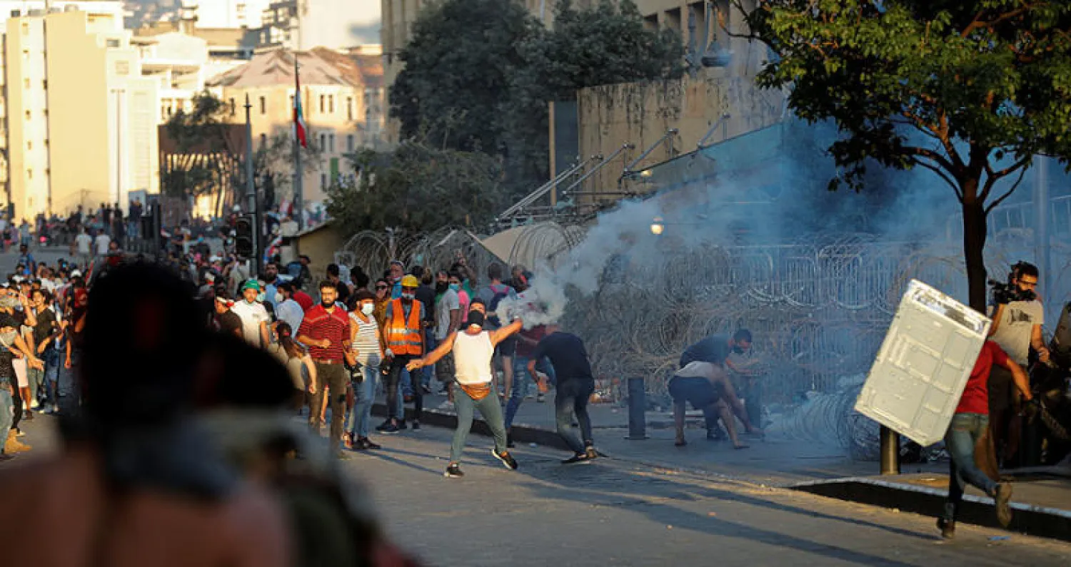متظاهرون في وسط بيروت أمس (رويترز)