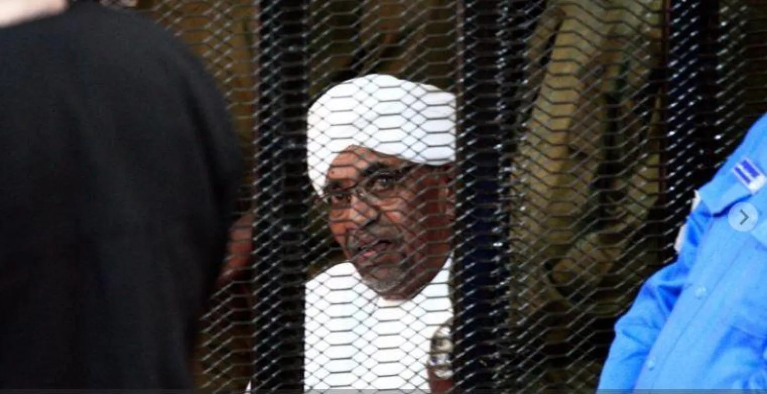 البشير أثناء مثوله أمام جلسة المحاكمة بالخرطوم (أرشيفية - أ.ف.ب)