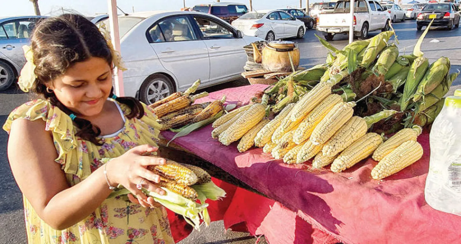 طفلة في أحد شوارع طرابلس (أ.ف.ب)