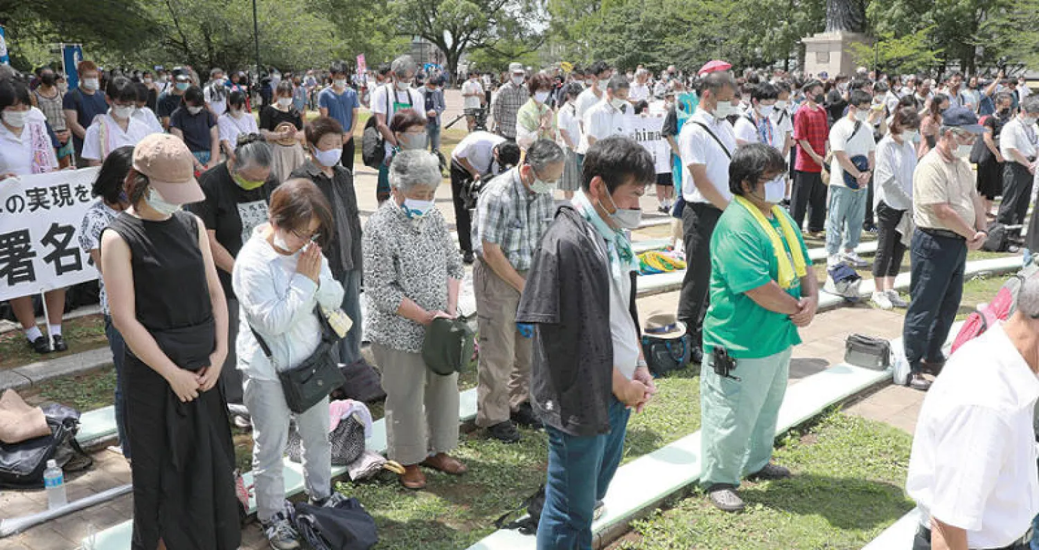 يابانيون لدى مشاركتهم أمس في إحياء ذكرى قصف ناغازاكي (إ.ب.إ)