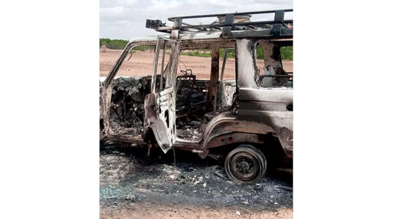 حطام سيارة الفرنسيين بعد الهجوم الإرهابي الذي أدى إلى مقتل 6 منهم يوم الأحد (أ.ف.ب)