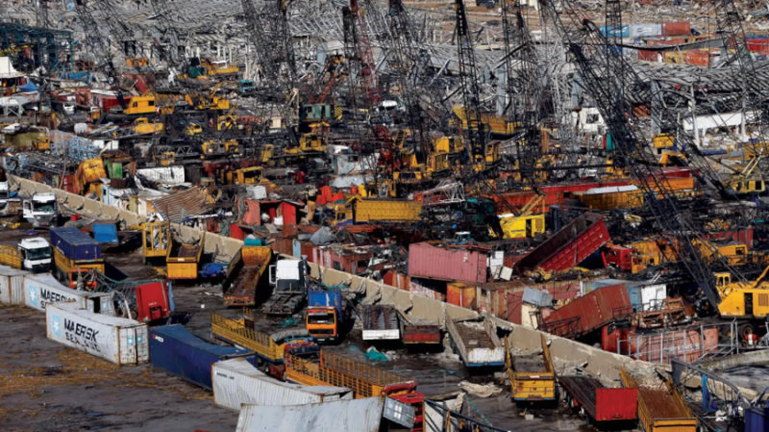 عشرات الآليات متضررة من الانفجار في مرفأ بيروت (أ.ب)