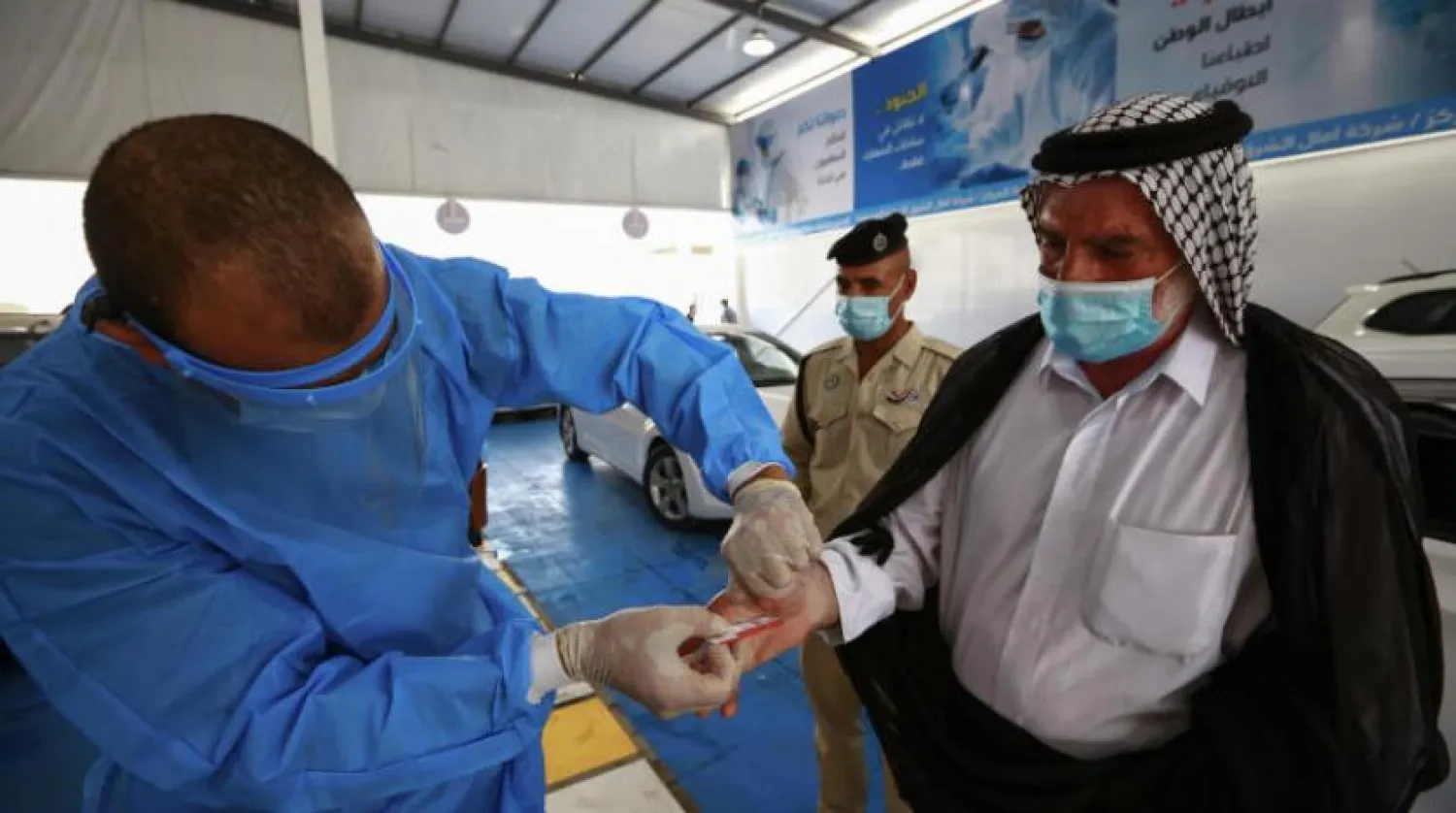 Necef’teki koronanavirüs test merkezinde bir vatandaştan kan örneği alınıyor (DPA)