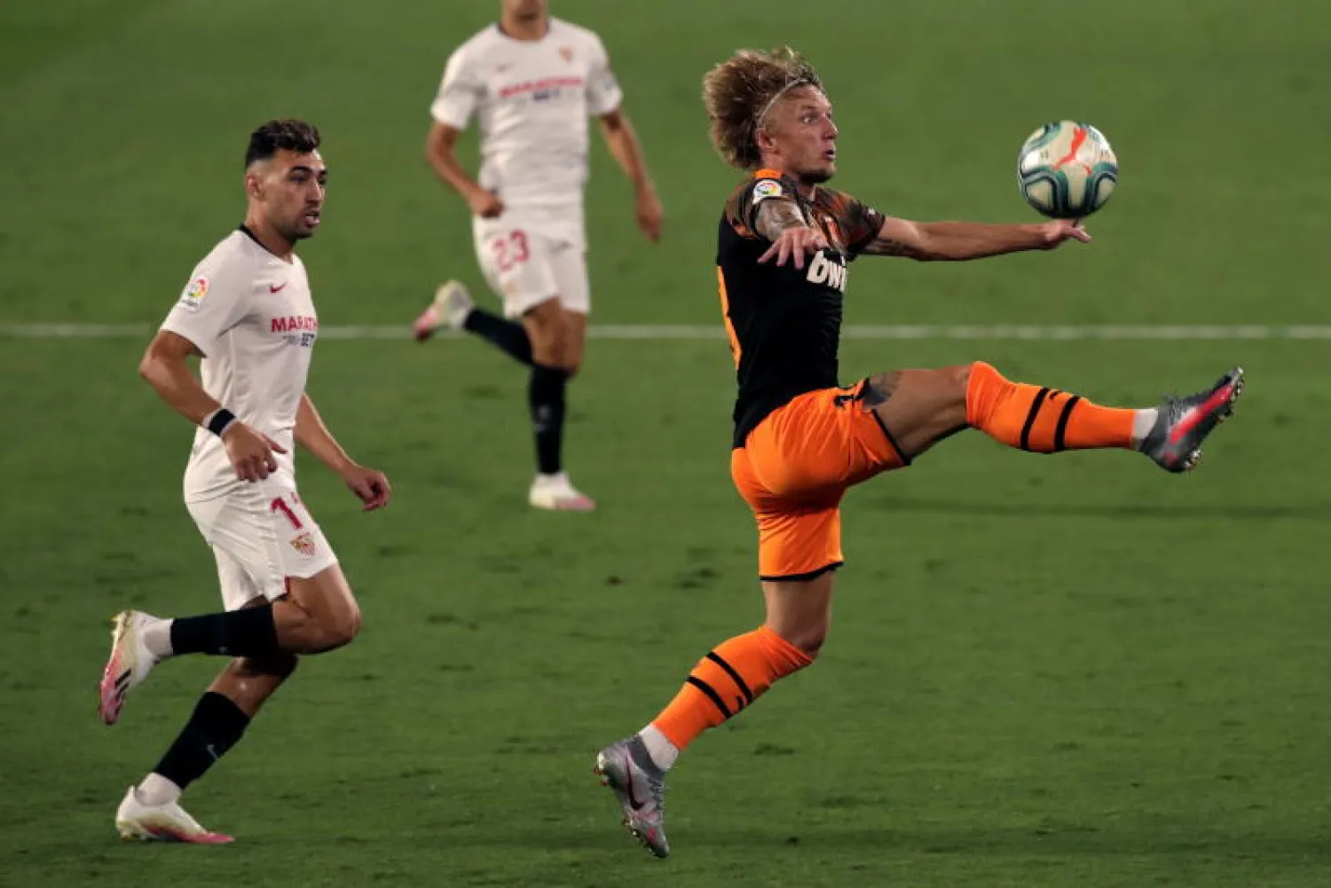 لقاء سابق بين إشبيلية وفالنسيا ضمن منافسات الدوري الإسباني (إ.ب.أ)