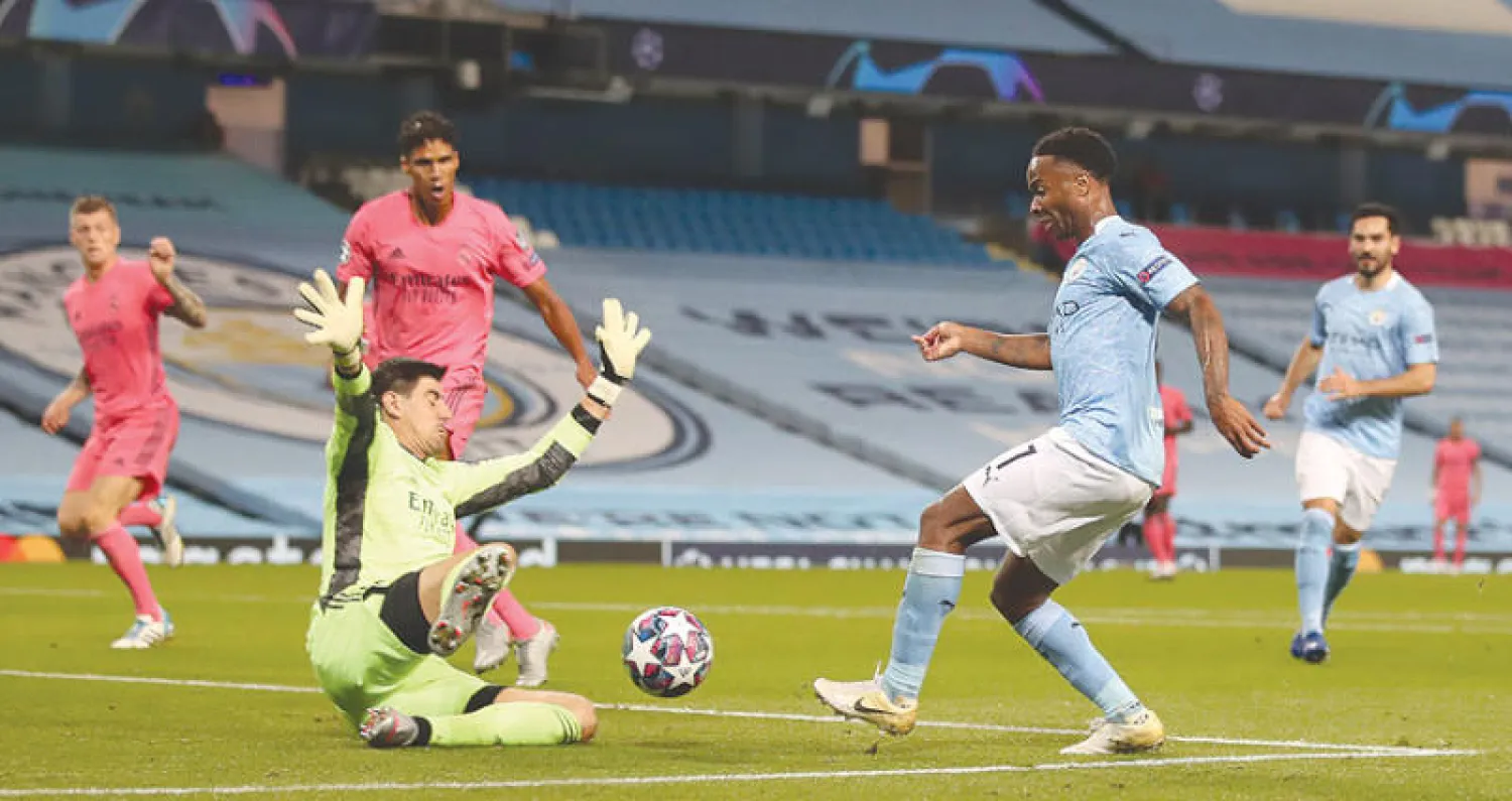 ستيرلينغ مهاجم سيتي يهدر فرصة وهو في مواجهة كورتوا حارس ريال مدريد (أ.ب)