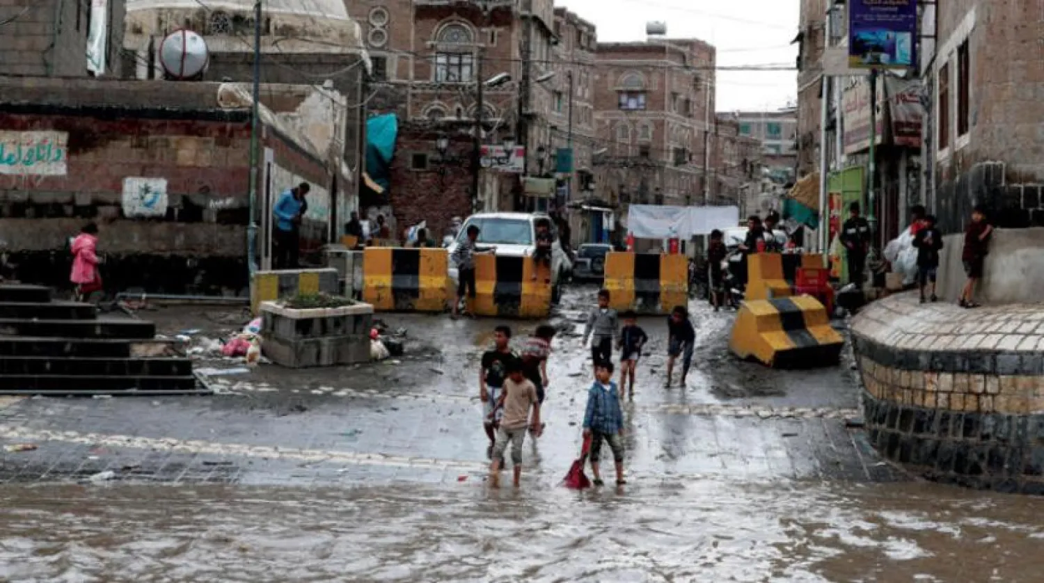 Sana’daki yolar sel felaketi nedeniyle kapandı. (EPA)