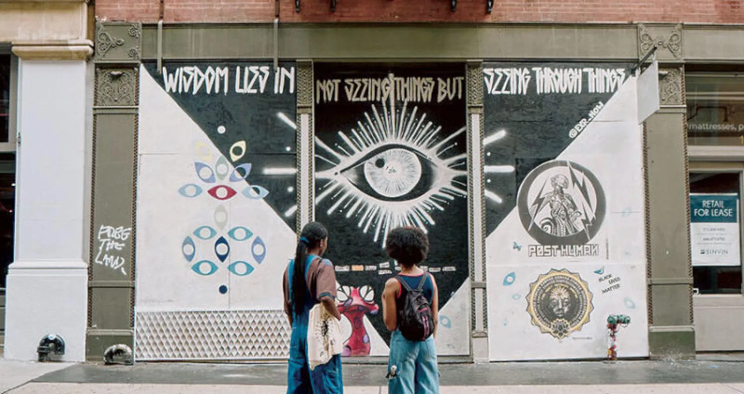 عمل فني تعاوني مغزاه يقول «تكمن الحكمة في عدم رؤية الأشياء وإنما الرؤية من خلال الأشياء» (نيويورك تايمز)