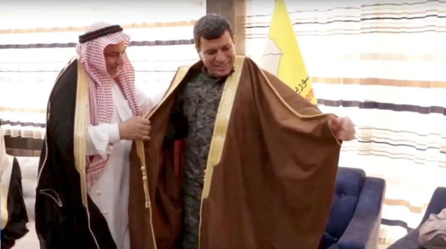 زعيم في الرقة شرق الفرات، يهدي قائد «قوات سوريا الديمقراطية» مظلوم عبدي العباءة العربية