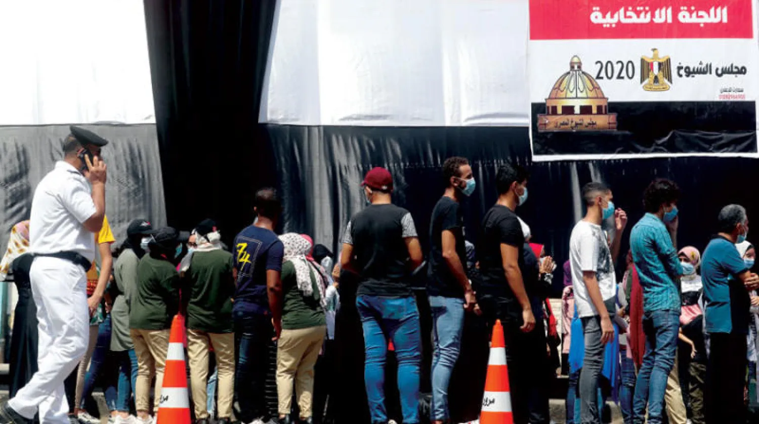 مقترعون أمام لجنة انتخابية لمجلس «الشيوخ» في القاهرة أمس (رويترز)
