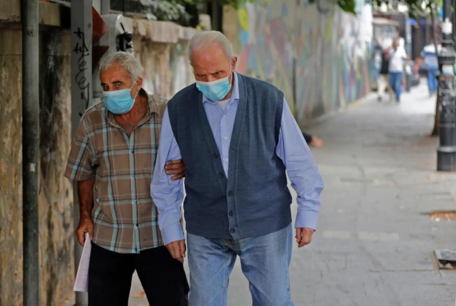 رجلان يرتديان الكمامات في بيروت (أ.ف.ب)