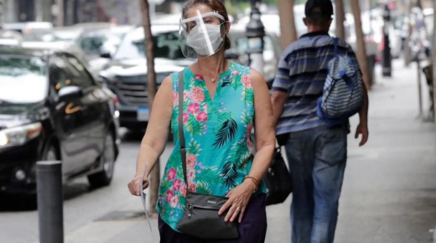 Beyrut’ta koruyucu maske takan bir kadın (AFP)