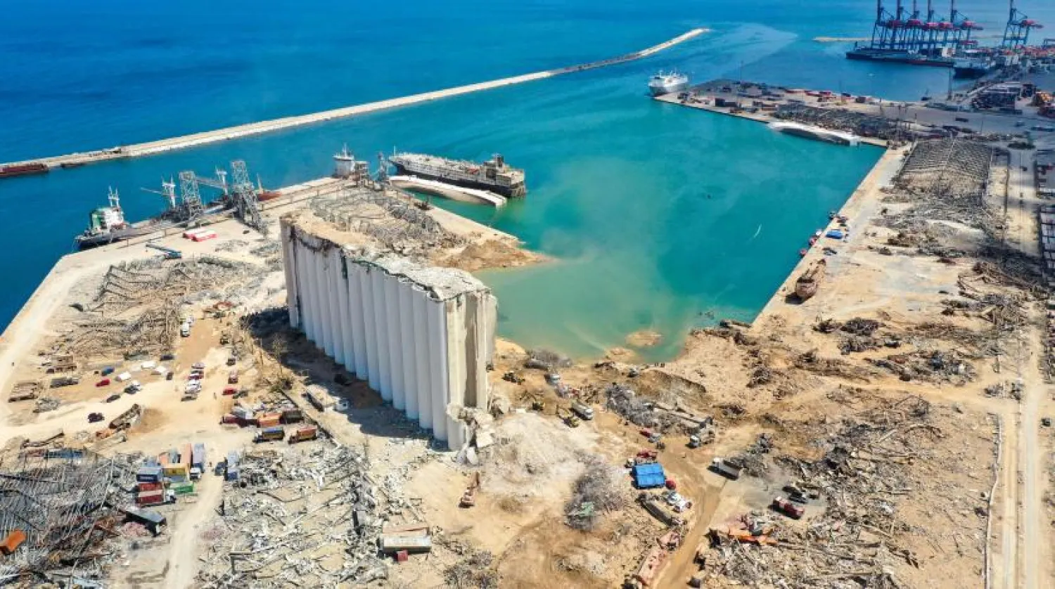 Beyrut limanında tahrip olmuş buğday silosu (AFP)