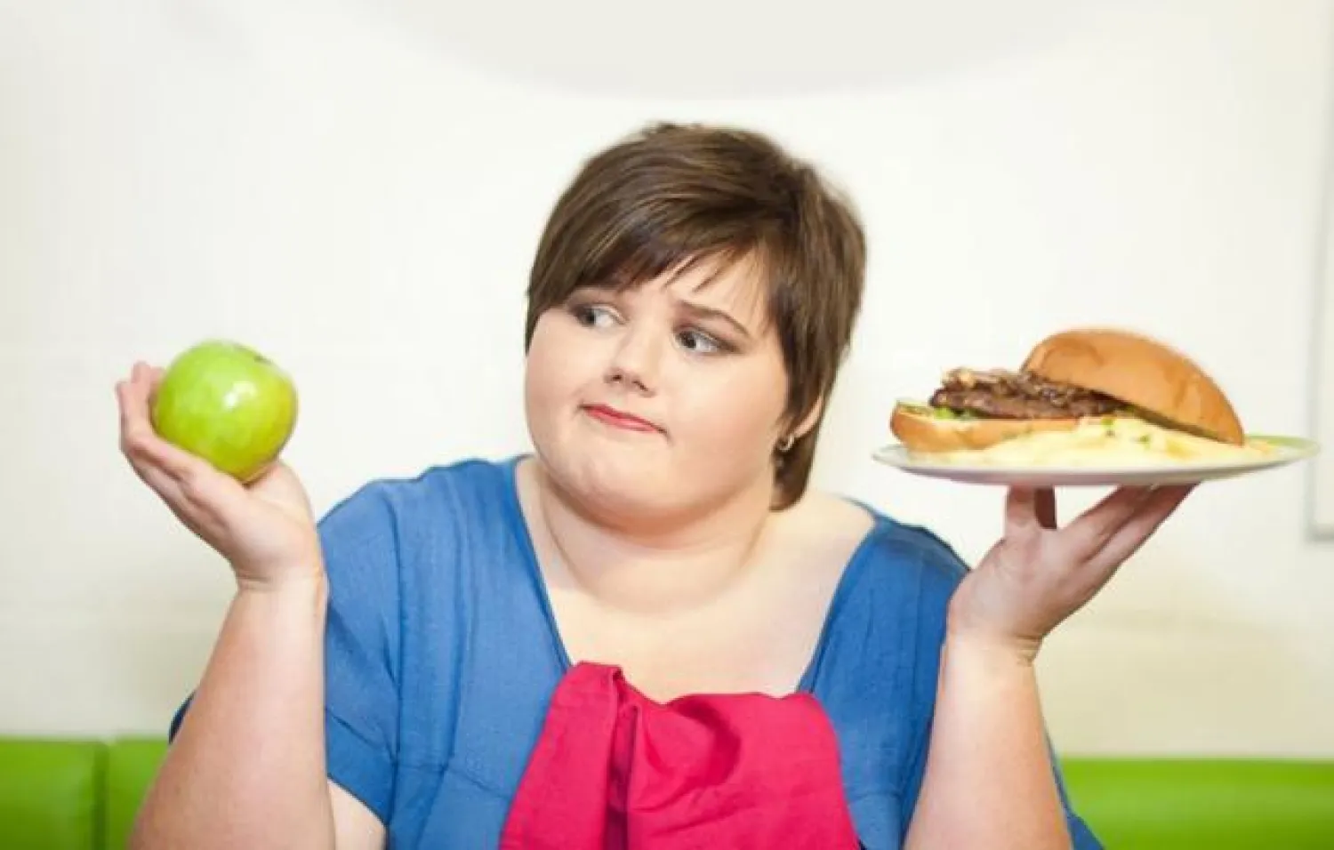 كثير يشكون من عدم تمكنهم من إنقاص وزنهم رغم اتباعهم حميات غذائية قاسية (أ.ف.ب)