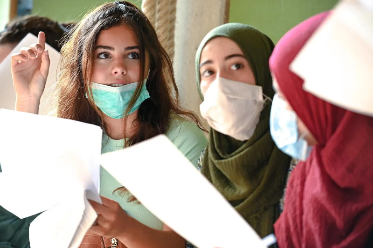 طالبات في مدرسة ألمانية يرتدين الأقنعة الواقية (إ.ب.أ)