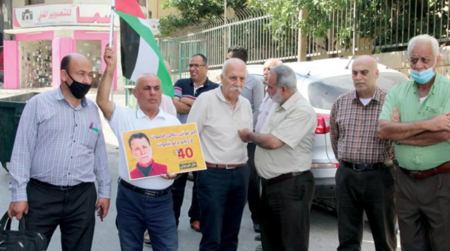 Filistinli mahkumların aileleri dün Tulkarm'daki 'Kızıl Haç' merkezinin önünde oturma eylemi yaptı. (WAFA)