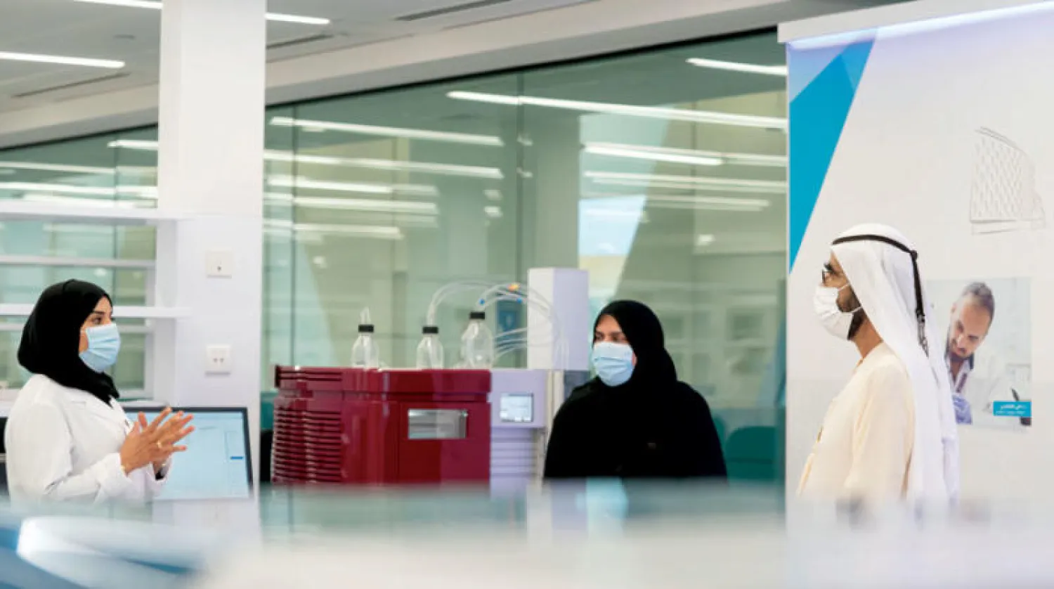 الشيخ محمد بن راشد يستمع لشرح حول عمليات المركز (الشرق الأوسط)