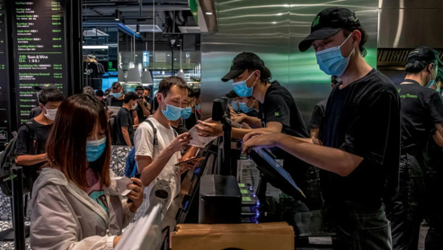 رغم التصعيد الحاد المتبادل على مختلف الأصعدة شهد افتتاح أول مطعم لسلسلة «شيك شاك» الأميركية في بكين أمس إقبالاً هائلاً (إ.ب.أ)