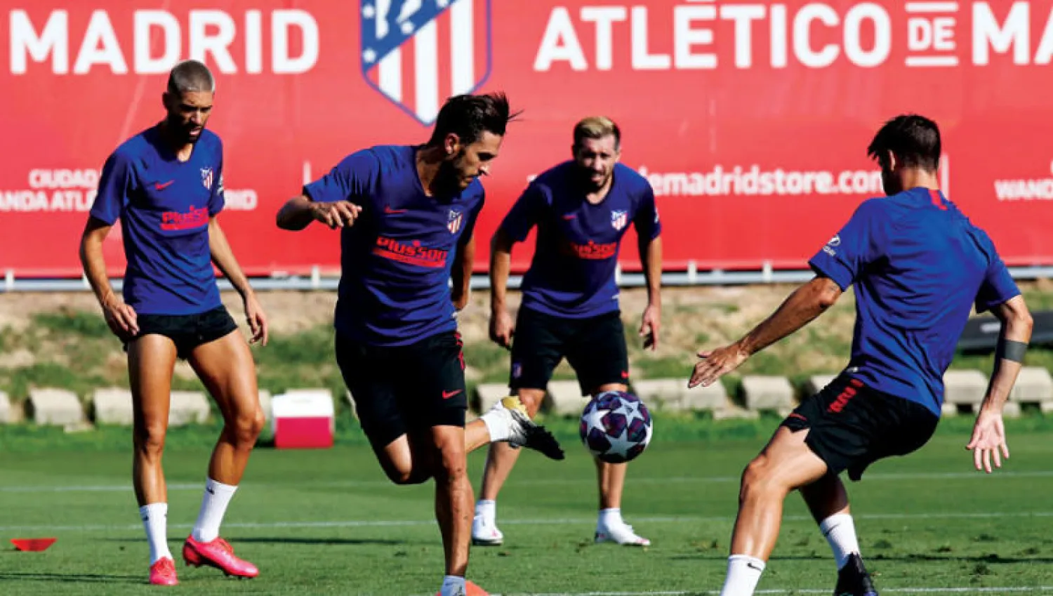 لاعبو أتليتكو مدريد خلال التدريبات استعداداً لموقعة لايبزيغ (إ.ب.أ)