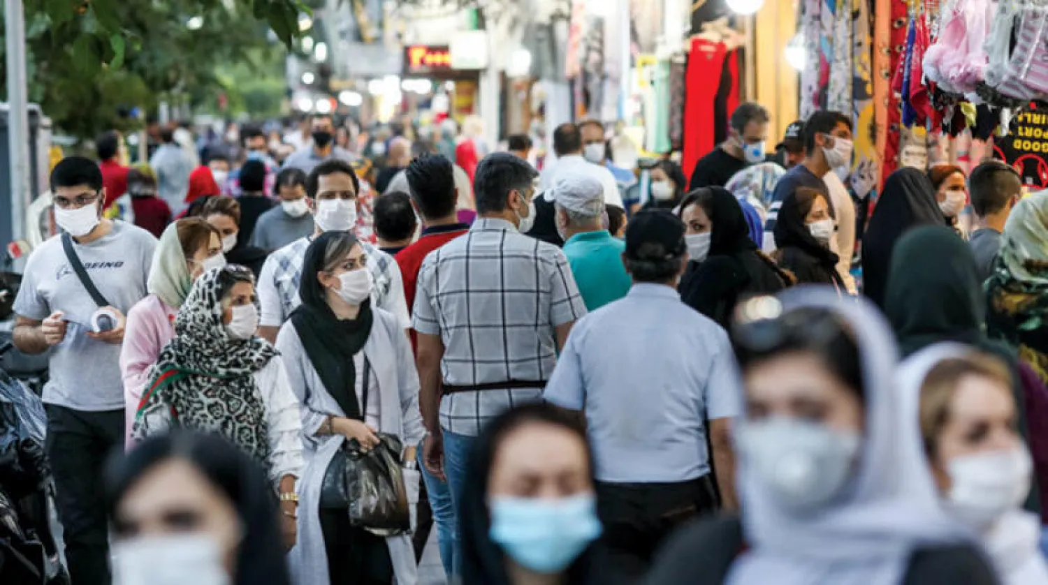 اكتظاظ في أحد شوارع طهران بينما جددت وزارة الصحة تصنيفها في الوضع الأحمر أمس (مهر)