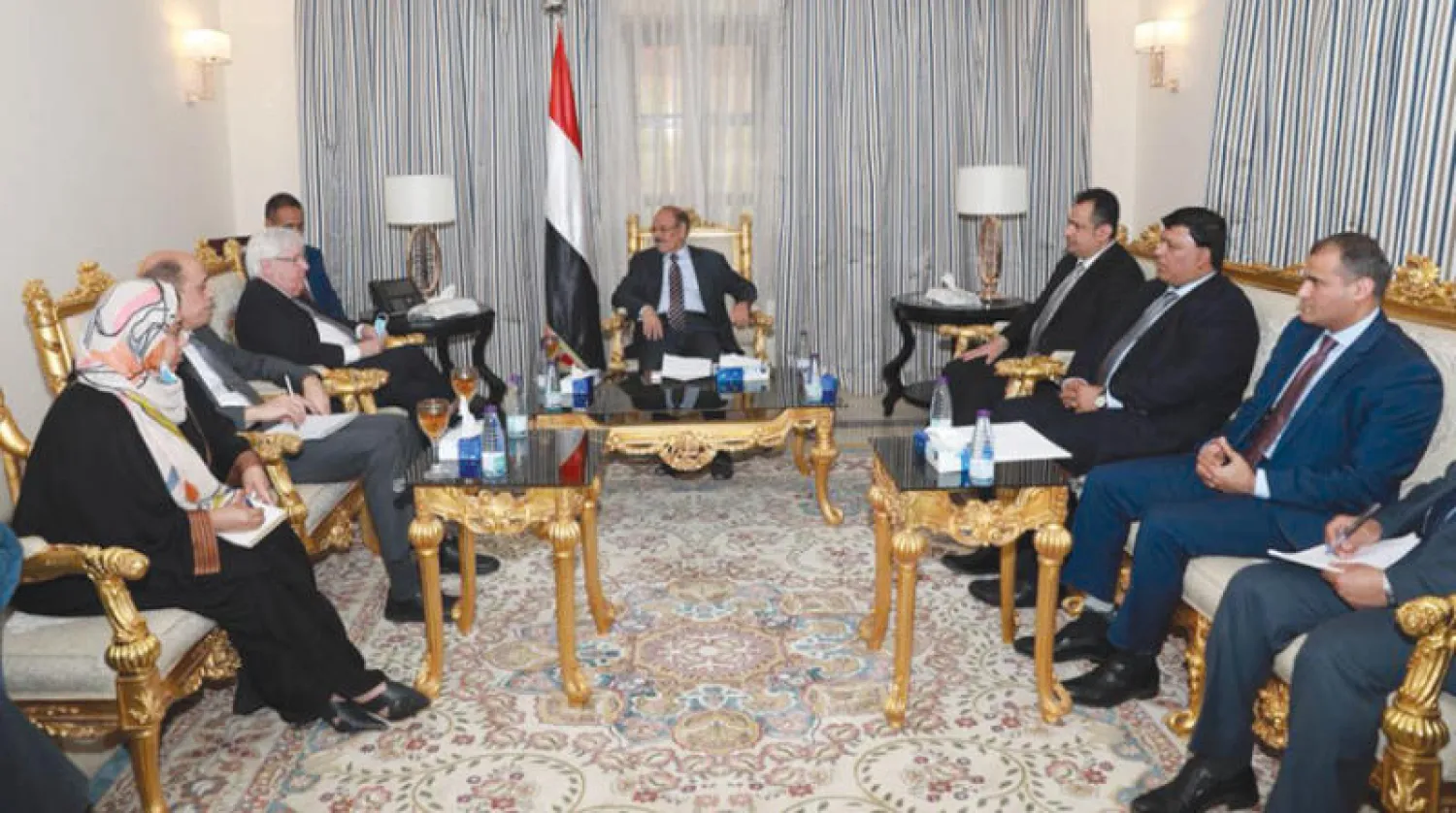 نائب الرئيس اليمني لدى لقائه غريفيث في الرياض أمس (سبأ)