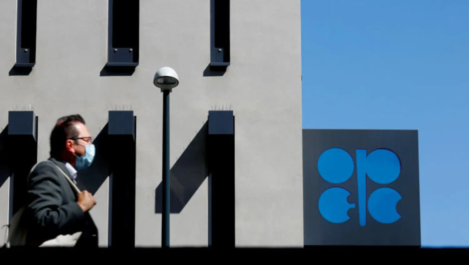 انهارت أسعار النفط بعد أن عصف فيروس «كورونا» بحركة السفر والاقتصاد (رويترز)