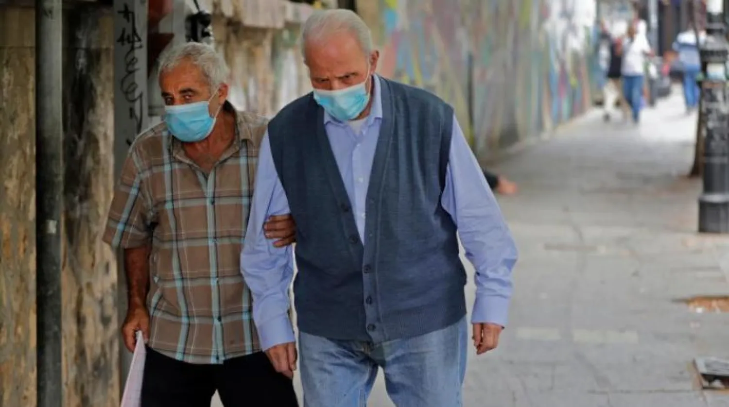 Beyrut’ta maskeli iki adam (AFP)