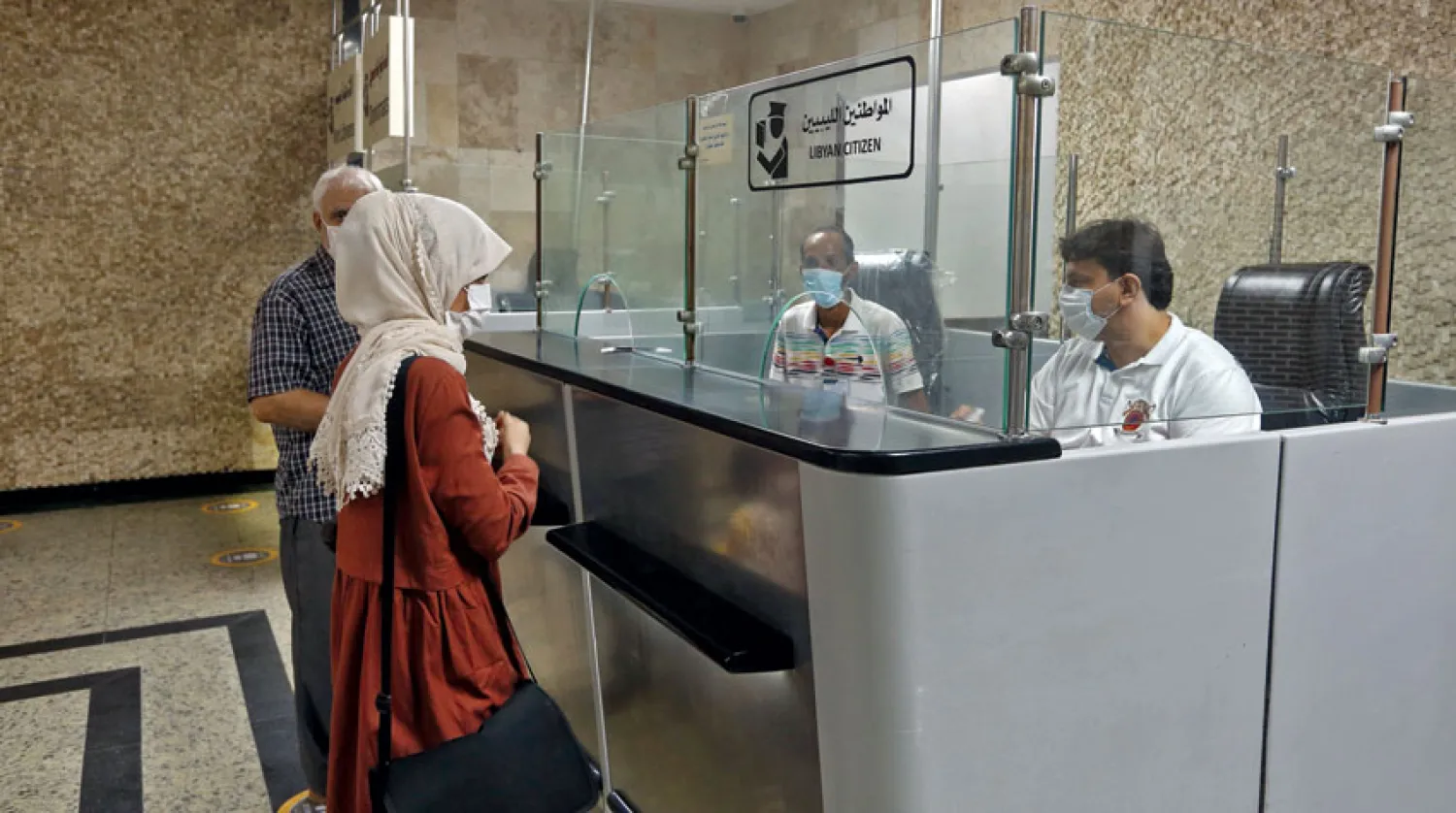 مسافرون في مطار معيتيقة بعد استئناف الرحلات أول من أمس (أ.ف.ب)