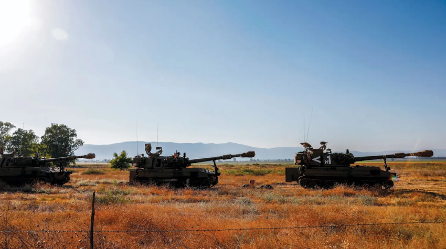 آليات إسرائيلية نُشرت بسهل الحولة قرب الحدود الإسرائيلية مع لبنان في 2 أغسطس الحالي (إ.ب.أ)