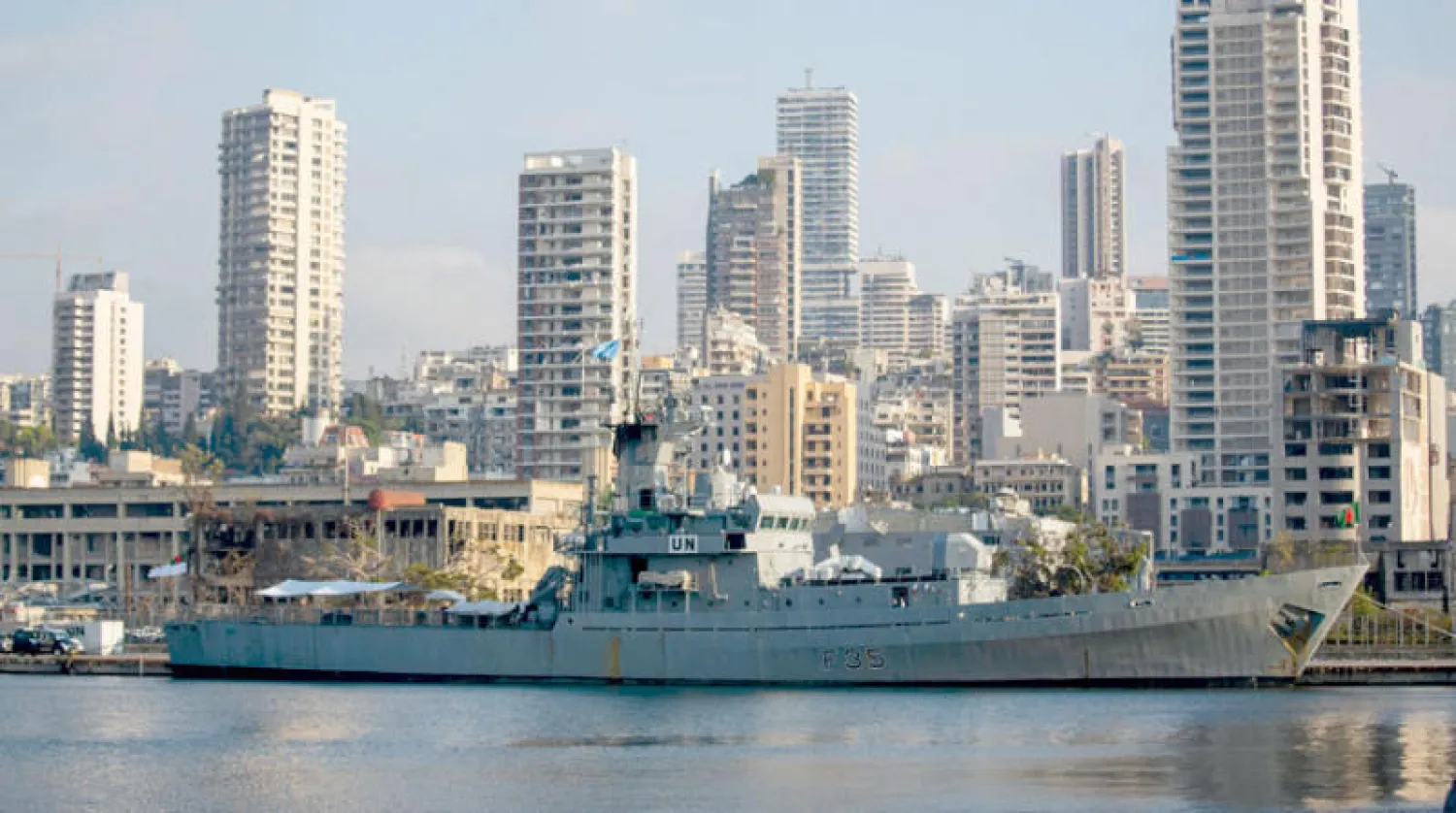 باخرة من القوة البحرية التابعة للأمم المتحدة في بيروت أمس قرب موقع الانفجار (أ.ب)