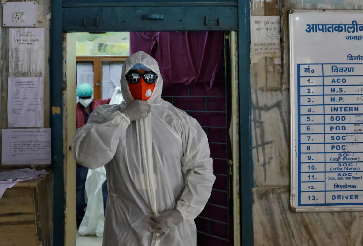 ممرض هندي يرتدي الملابس الواقية خلال عمله مع مرضى كورونا (رويترز)