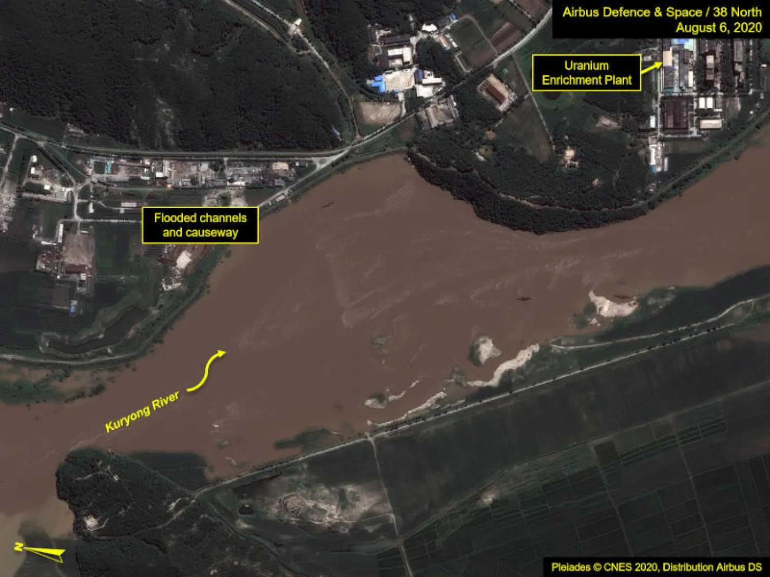 صورة أقمار صناعية تظهر فيضاناً على طول ضفة نهر كوريونغ في يونغبيون بكوريا الشمالية (رويترز)