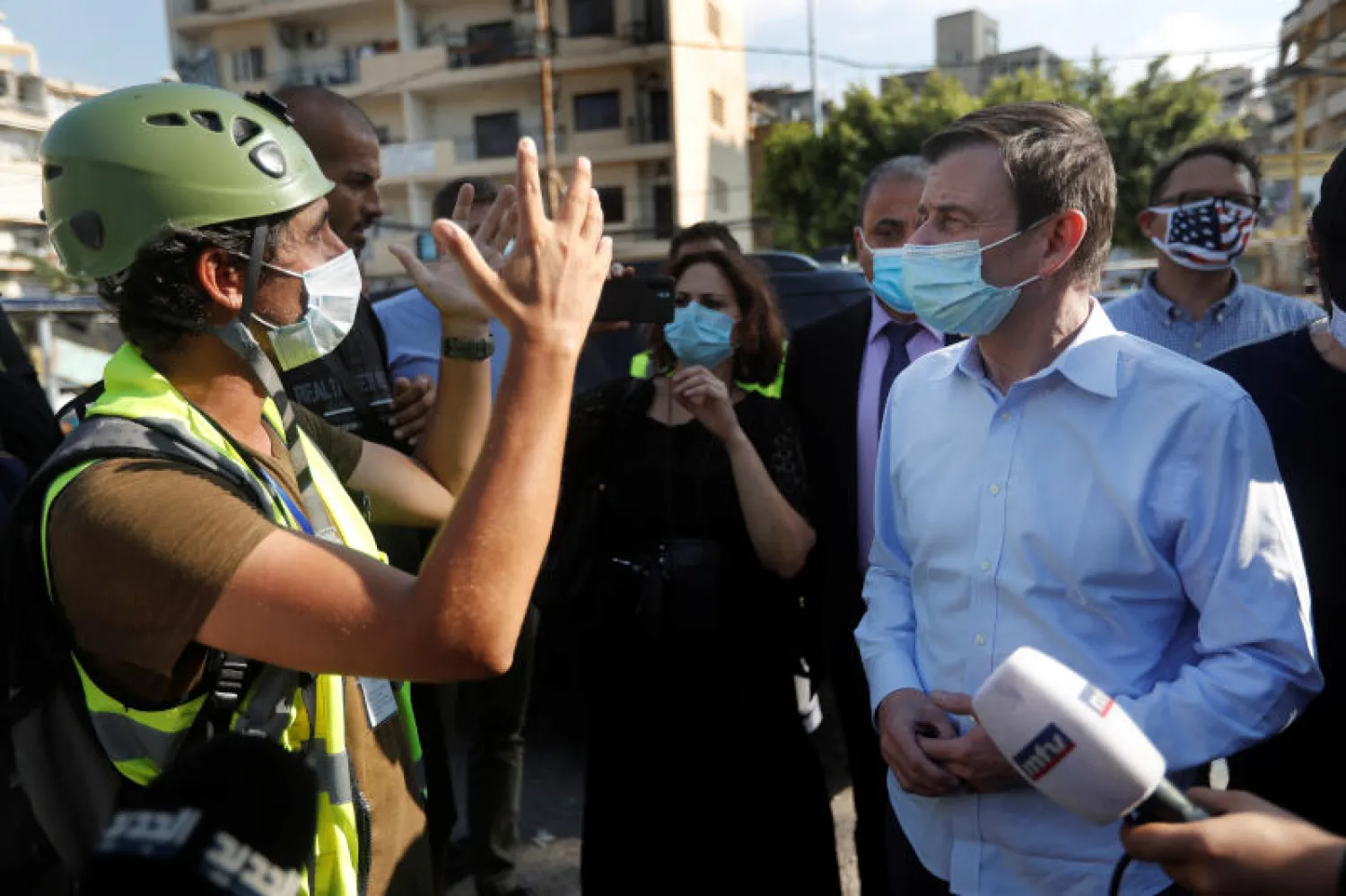 متطوع يتحدث مع الدبلوماسي الأميركي ديفيد هيل في بيروت (رويترز)