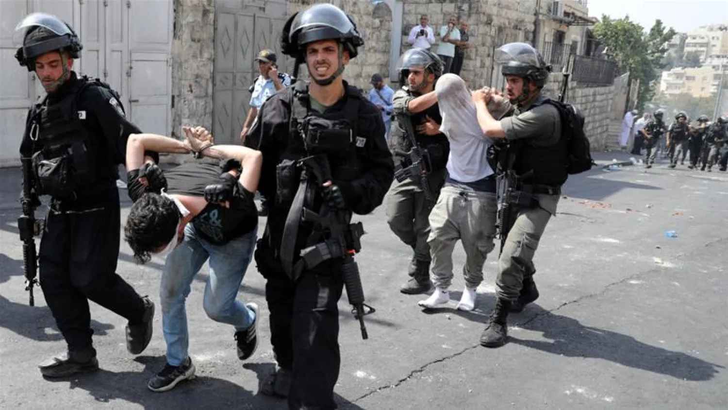 Israeli occupation forces arrest young Palestinian men outside Jerusalem's Old City on July 21, 2017 | Photo: Reuters