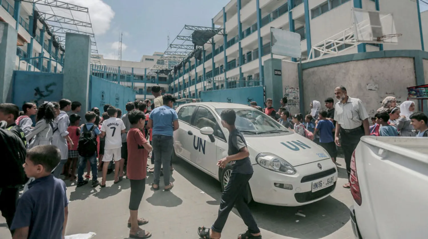 سقوط صاروخ لم ينفجر على مدرسة في مخيم الشاطئ بغزة أمس (د.ب.أ)