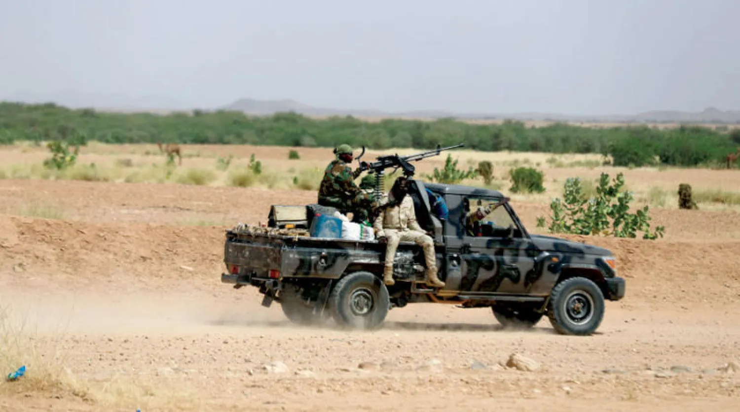 جنود من جيش النيجر خلال مرافقة مسافرين من أغاديز بشمال البلاد في اتجاه ليبيا العام الماضي (رويترز)