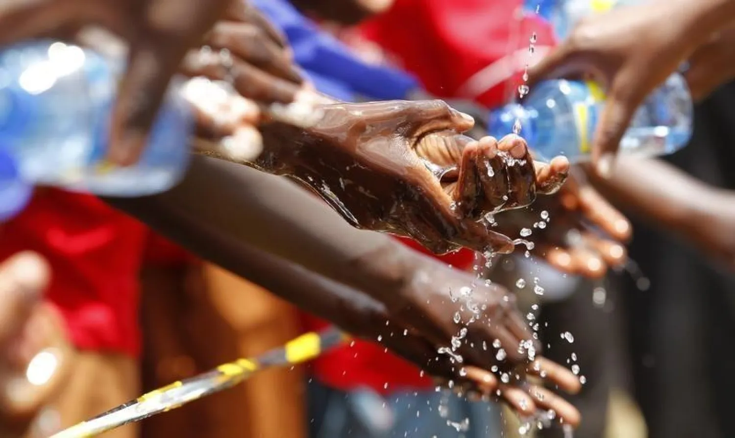 تلامذة يغسلون أيديهم في إحدى مدارس كينيا (أرشيف - رويترز)