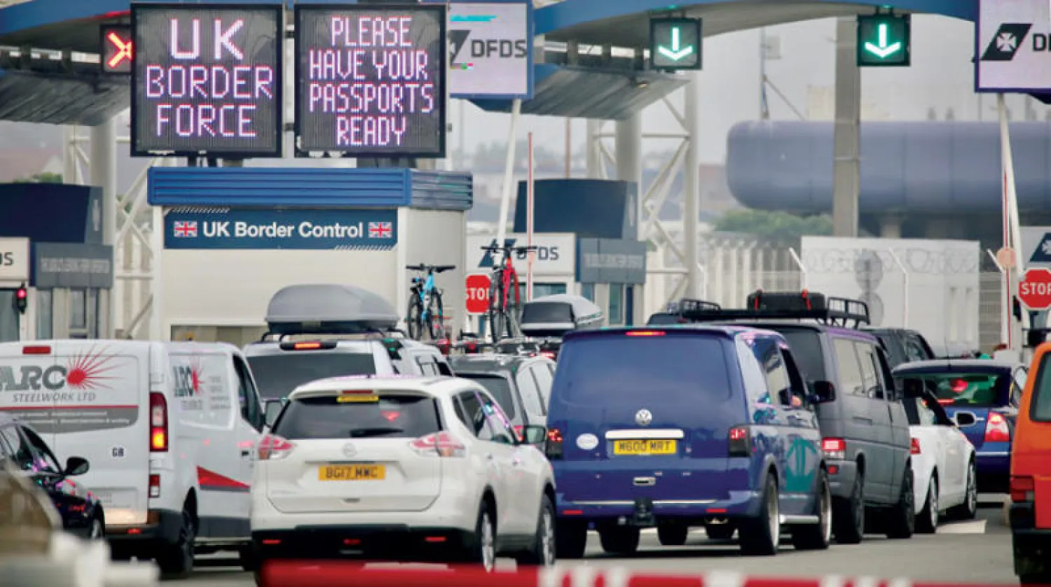 ازدحام في مرفأ كاليه بعد قرار بريطانيا فرض حجر إجباري على العائدين من فرنسا (أ.ب)