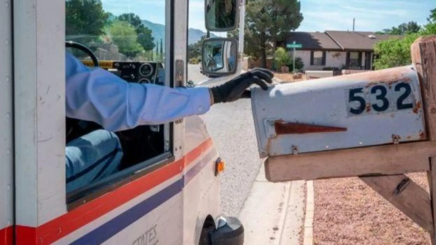 من المتوقع أن يصوت عدد قياسي من الناخبين الأميركيين بالبريد بسبب تفشي «كورونا» (أ.ف.ب)