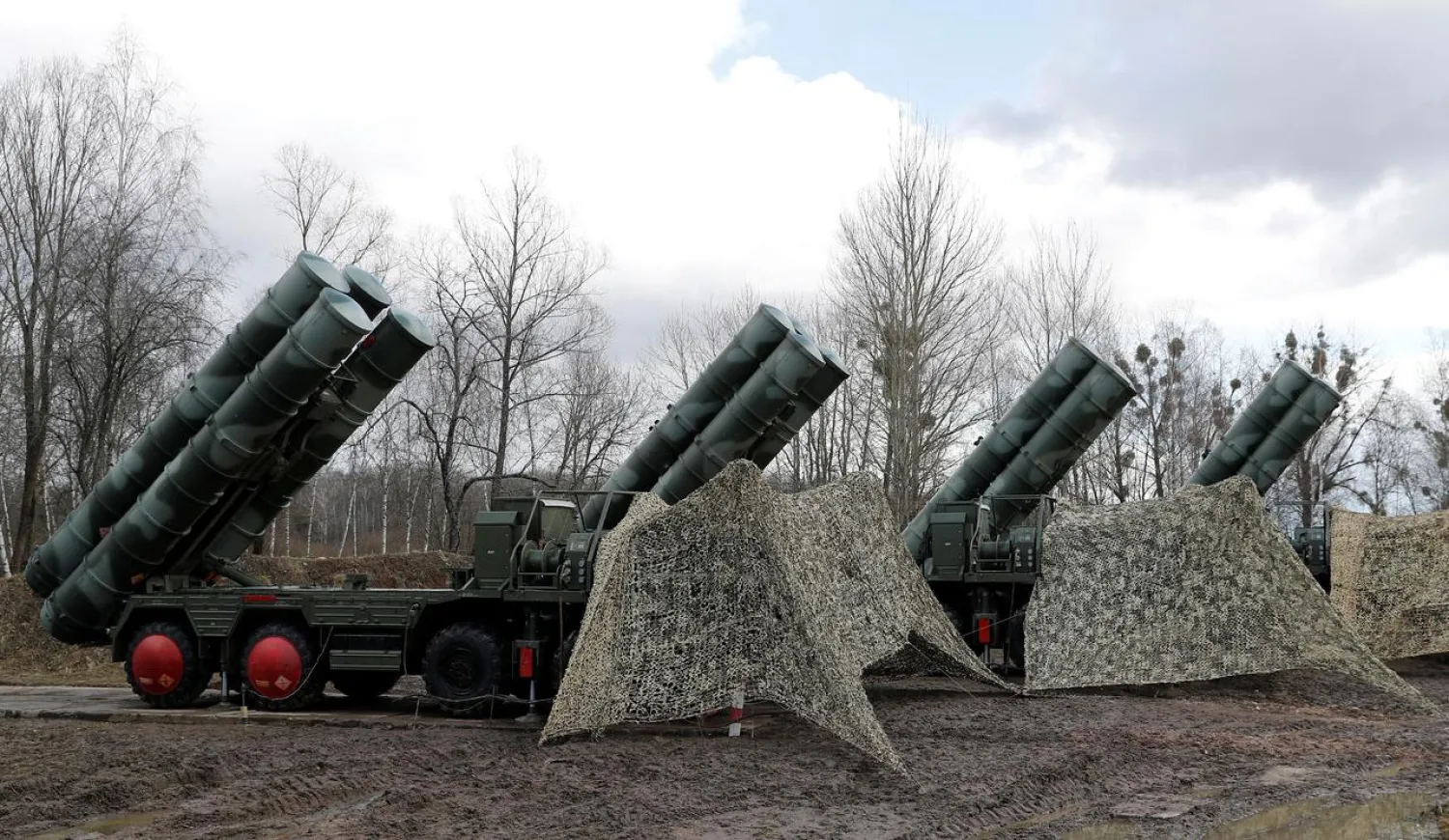 FILE PHOTO: A new S-400 "Triumph" surface-to-air missile system after its deployment at a military base outside the town of Gvardeysk near Kaliningrad, Russia March 11, 2019. REUTERS/Vitaly Nevar/File Photo