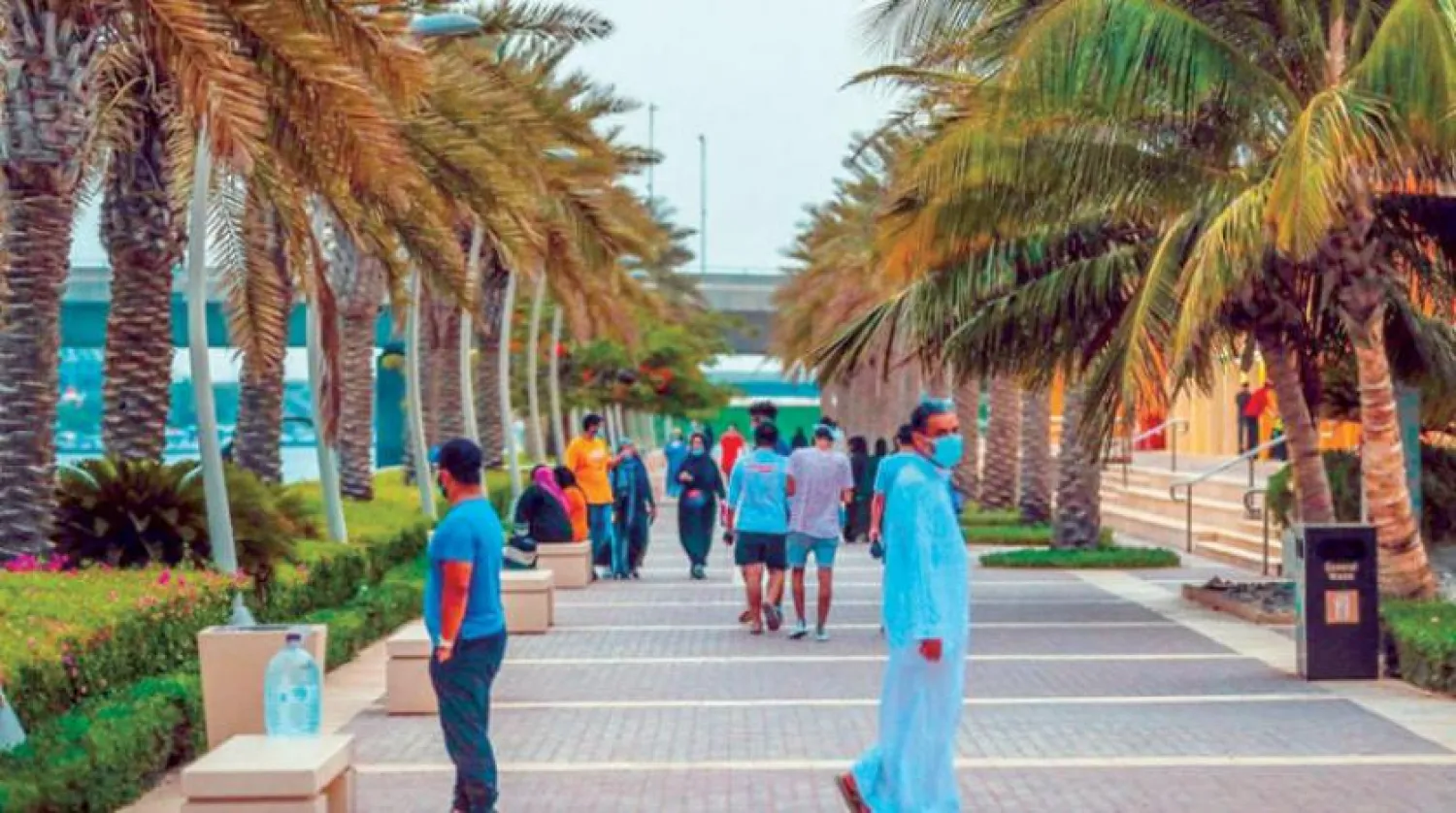 Cidde’de koruyucu önlemlere uyarak sahil kenarında gezen vatandaşlar (SPA)